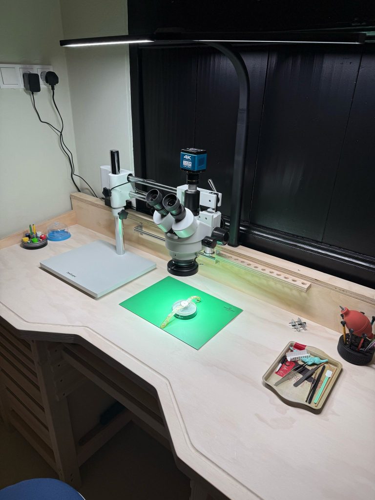 Werkbank van Othrys Watches met microscoop en horlogemakersgereedschap