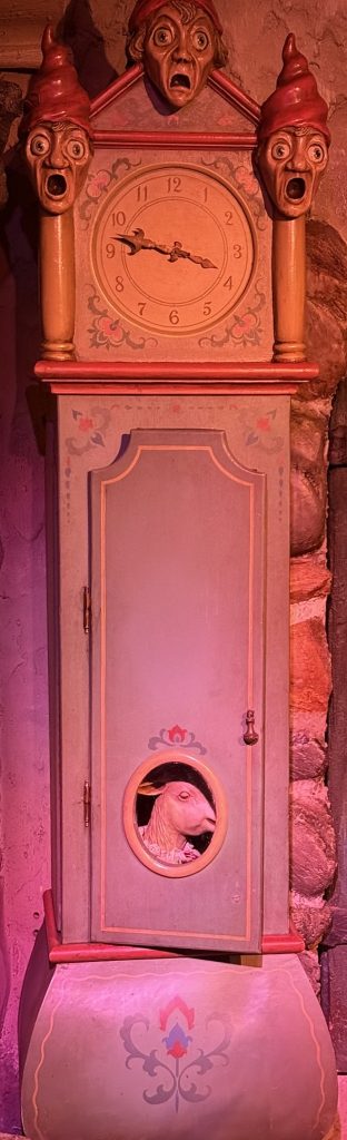 Staande klok met verstopt geitje uit het sprookje van De Wolf en de Zeven Geitjes