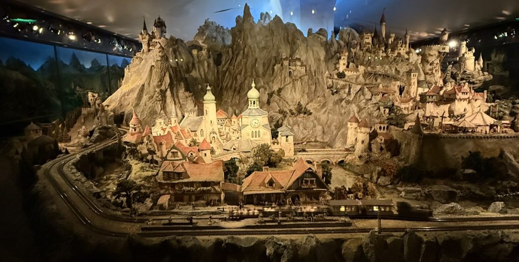 Klok in het midden van een bergdorp in de Diorama miniatuurwereld van de Efteling