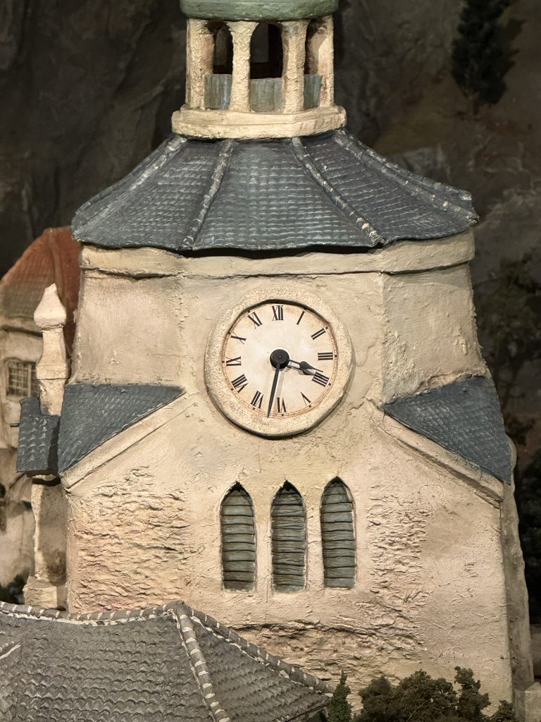 Kleinste klok in de efteling, stationsklok in diorama