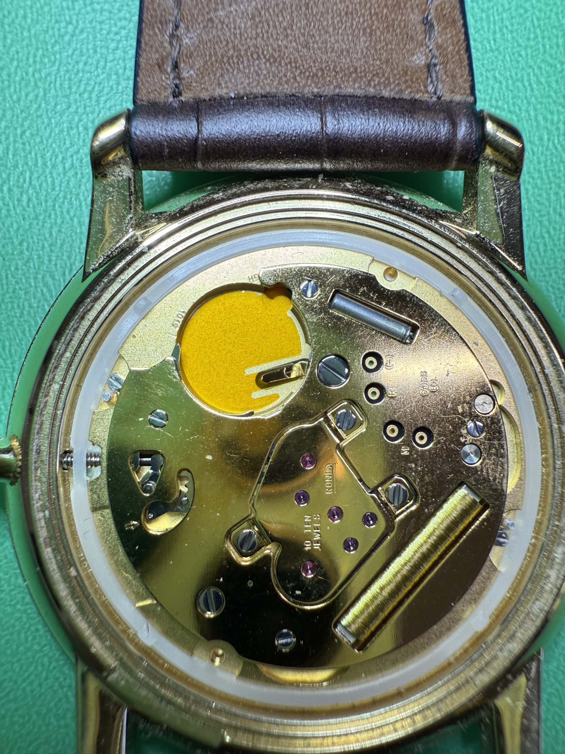 Geopend quartzhorloge met batterij en uurwerk