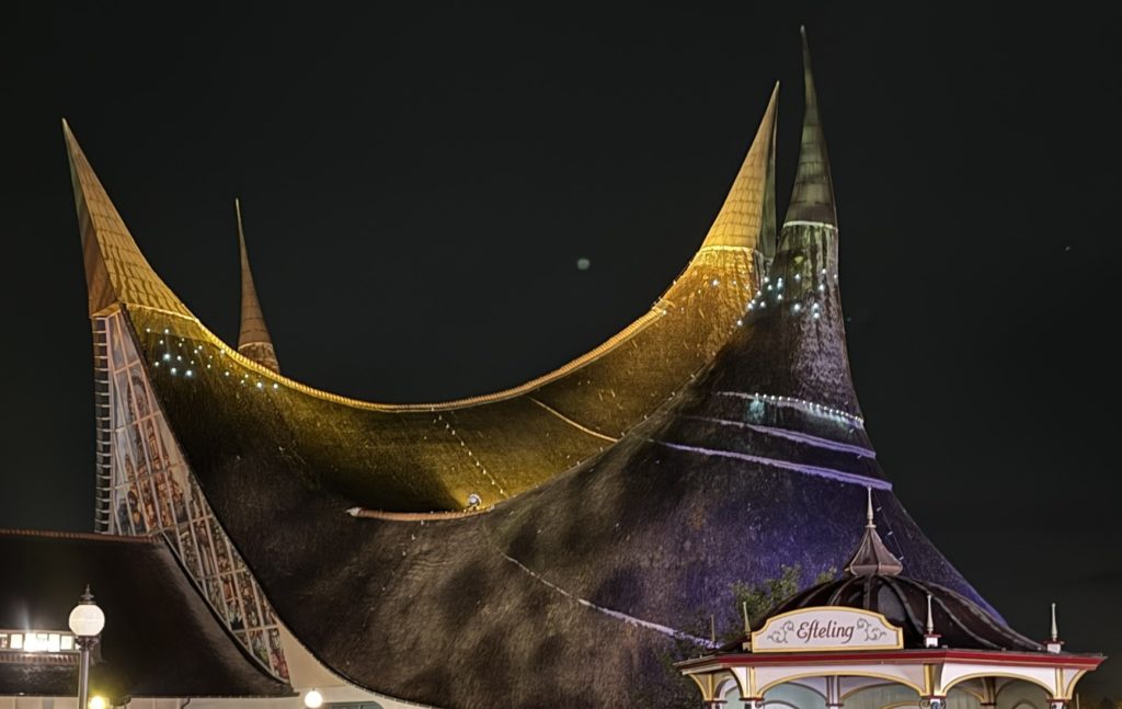 Nachtbeeld van het Huis van de Vijf Zintuigen in de Efteling