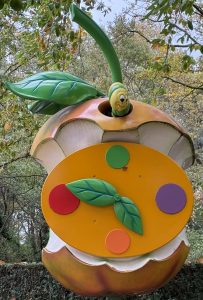 Speelse klok in de vorm van een klokhuis op het Kleuterplein in de Efteling