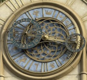 Grootste klok in de efteling, de Magische Pendule boven de ingang van het Grand Hotel