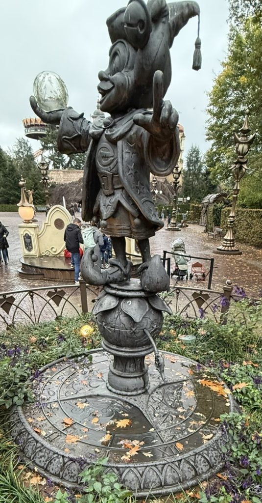 Beeld van Pardoes staand op een zonnewijzer in de Efteling met decoratief zonnewzijer