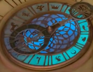 Nachtfoto van de Magische Pendule op het dak van het Grand Hotel in de Efteling, sfeervol verlicht