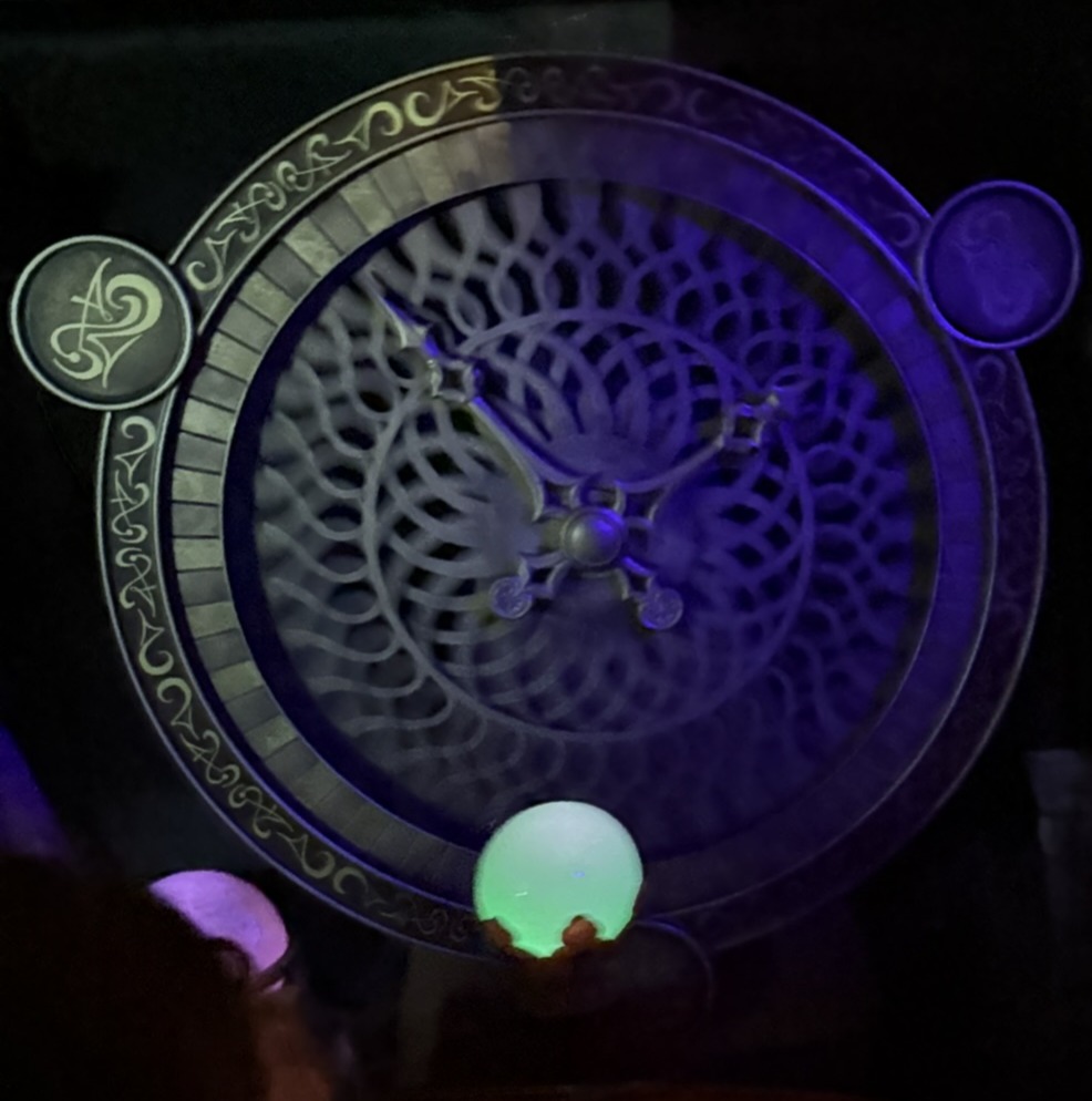 Decoratieve klok met blauw licht langs de heldenroute in Symbolica