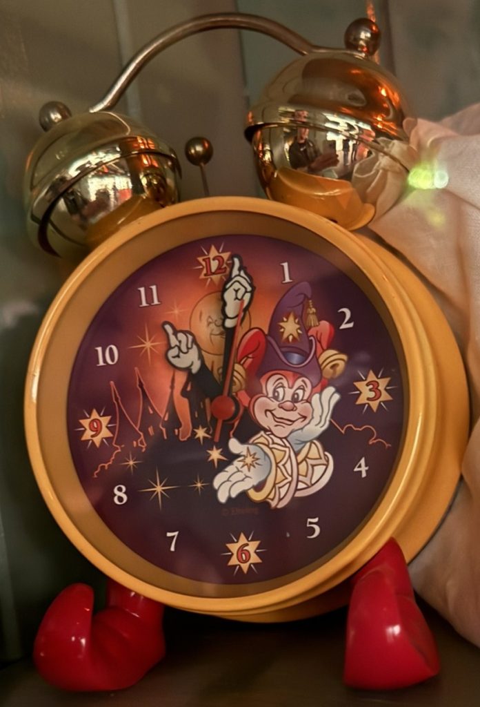 Kleine wekker met figuur van Pardoes uit de Efteling en vrolijk gekleurde wijzerplaat