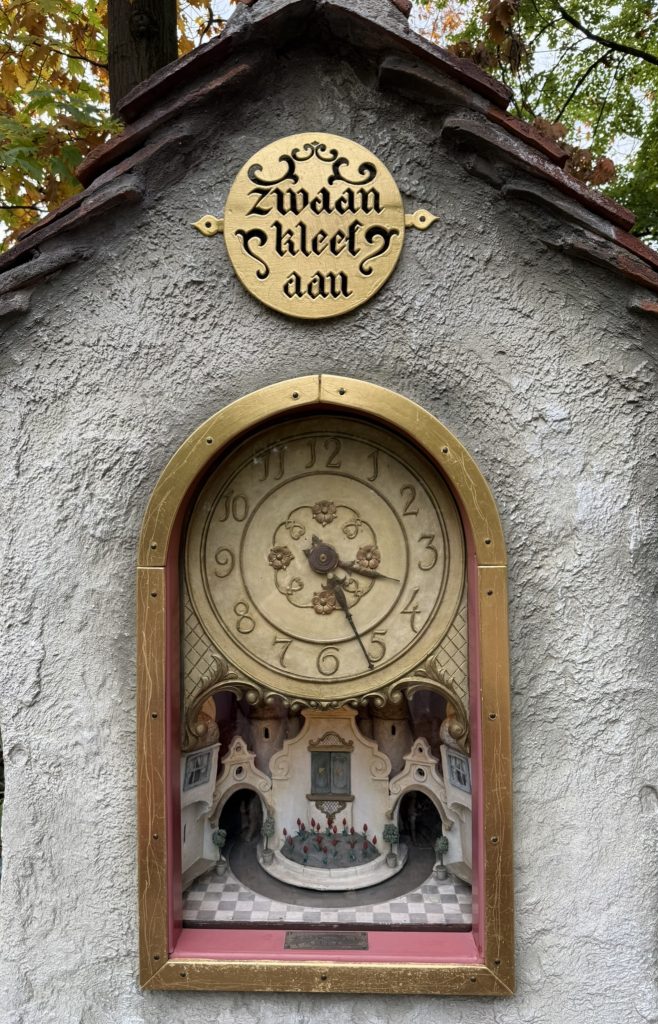 Sprookjesachtige klok in een nis met miniatuurvoorstelling van Zwaan Kleef Aan