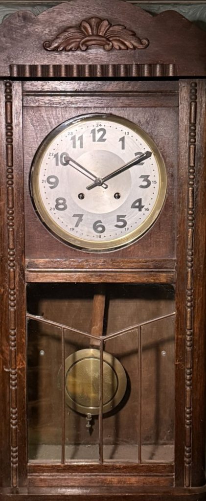 Klassieke houten wandklok met slinger in museum de bonte versaemelingh