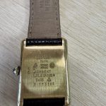 Gegraveerde achterzijde van de Cartier Must de Cartier