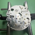 Gedeeltelijk gedemonteerd King Seiko 6R31 uurwerk