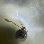 Losgenomen onderdelen van het opwindmechanisme
