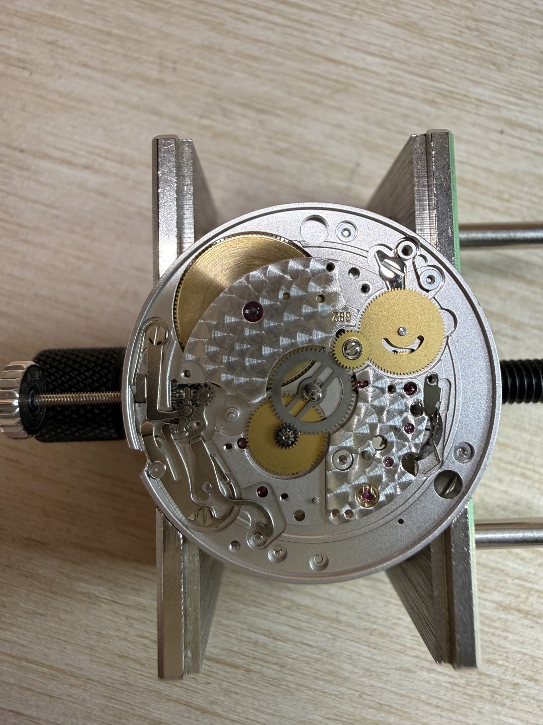 Mechanisch uurwerk in een werkhouder tijdens onderhoud