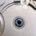 Detail van het Omega-uurwerk tijdens inspectie