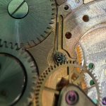 Detail van veerton en raderwerk vóór herstel